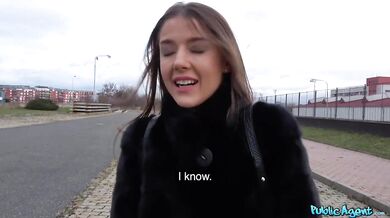 Je tak strašne sexy a jej kundička je taká dokonalá a krémovo vlhká
