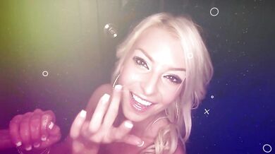 Blondínka s veľkými prsiami MILF hlboko fajčí vtáka v gloryhole
