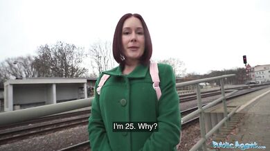 Vystrekal som sa do britskej študentky v jej izbe na internáte