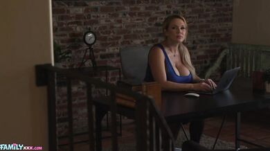 Milfka s veľkými prsiami a veľkým zadkom Nikki Sexx si užíva anál