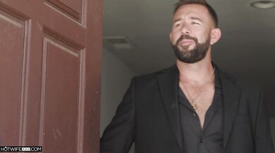 Krásna blondínka, sexy manželka Lovely Lo, si vkĺzne na jeho tvrdý čurák