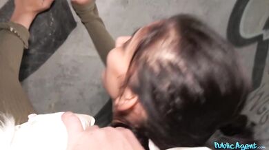 Chudá teen s veľkými prsiami a pevným zadkom na to nezabudne