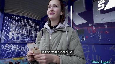 Fajka na verejnosti na vlakovej stanici a potom šukanie