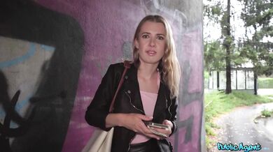 Roztomilá a nesmelá študentka zažíva svoj prvý sex na verejnosti v daždi
