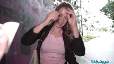 Roztomilá a nesmelá študentka zažíva svoj prvý sex na verejnosti v daždi