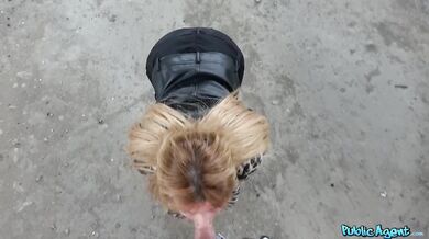 Jej veľké prsia poskakujú a pleskajú, keď ma jazdí v polohe „reverse cowgirl“