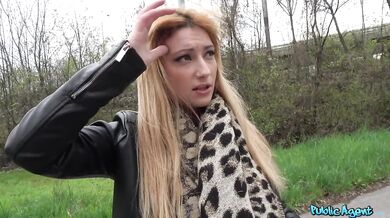 Jej veľké prsia poskakujú a pleskajú, keď ma jazdí v polohe „reverse cowgirl“