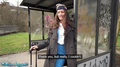 Brunetka s veľkými prsiami Coco Bae ukazuje orál z pohľadu prvej osoby pri horúcom sexe vonku