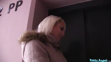 Sexi blondínka v červenej podprsenke je ošukaná veľkým tvrdým vtákom za peniaze