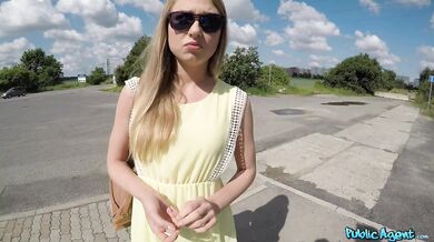 Sexi ruská blondínka s výstrekom do kundičky vonku