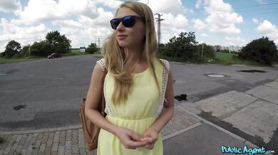Sexi ruská blondínka s výstrekom do kundičky vonku