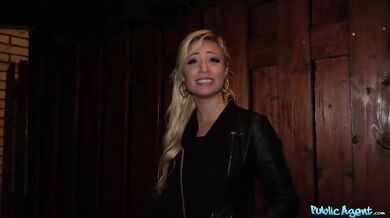 Sexy blondínka Gabi Gold jazdí na mojom veľkom tučnom vtáku