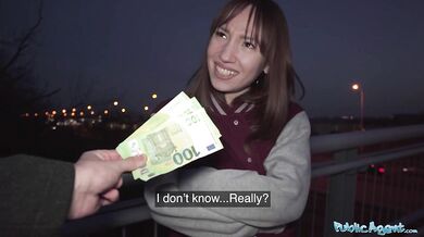 Sexi brunetka pre mňa tancuje na verejnosti, než ju poriadne ošukám