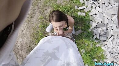 Public Agent – Jazdí na mne v polohe „cowgirl“ pri epickom súložení pod holým nebom