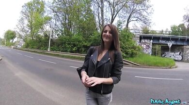 Public Agent – Jazdí na mne v polohe „cowgirl“ pri epickom súložení pod holým nebom