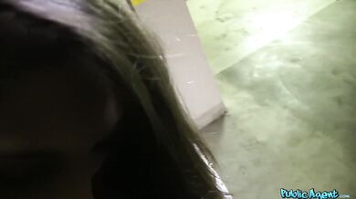 Ošukal som túto malú španielsku študentku pred hotelovými výťahmi
