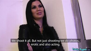 Britská pornohviezda Jasmine Jae v zriedkavom POV videu so sexom na verejnosti pod šírym nebom