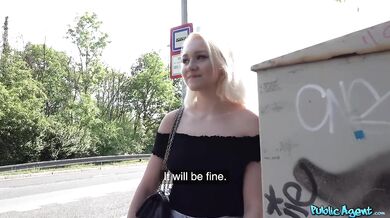 Vysnívaná teen fajčí a šuká v lese