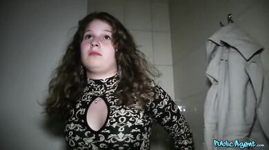 18-ročná amatérka je pripravená na veľký penis a rýchle peniaze