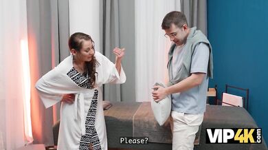 Zrelej žene nevadí, že šuká nevlastného syna svojej priateľky priamo pred ňou