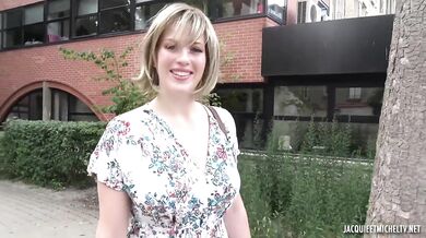 Horúca francúzska trojka s dvoma sexy MILFkami