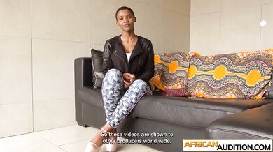 Krásna africká teen Clarissa s veľkými prsiami je tvrdo ošukaná