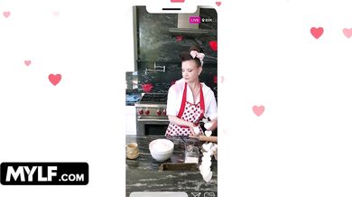 Oddaná tradičná manželka Alison Rey slúži svojmu manželovi všetkými možnými spôsobmi