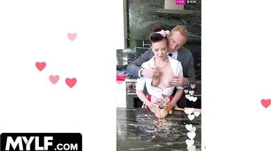 Oddaná tradičná manželka Alison Rey slúži svojmu manželovi všetkými možnými spôsobmi