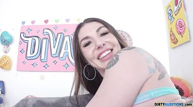 Brenna Mckenna si užíva anál