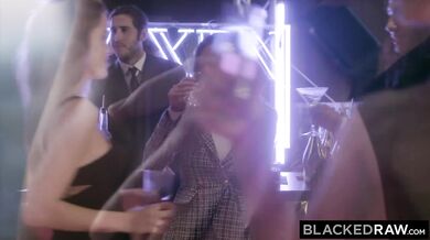 BLACKEDRAW Nádherná Gianna Dior hlta veľký čierny penis cudzinca