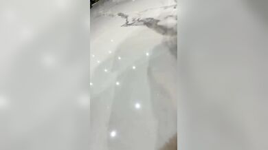 Veľký guľatý zadok len pre zábery zozadu s veľkým čiernym vtákom