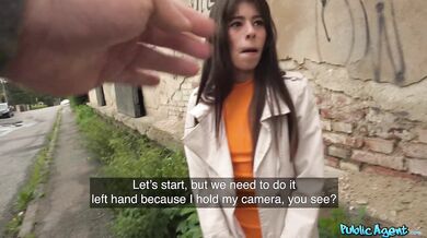 Public Agent – Celá scéna – Drobná Latinka s malým telíčkom hrá moju hru