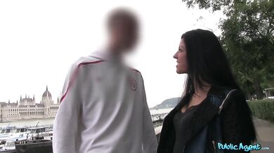 18-ročná študentka prijíma moje semeno, kým jej priateľ čaká vonku