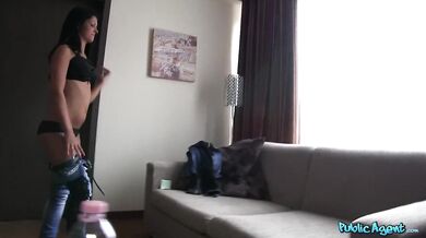 18-ročná študentka prijíma moje semeno, kým jej priateľ čaká vonku