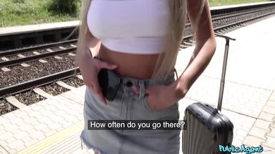 Public Agent – Divoká študentka má sex na železničnej stanici (celé video)