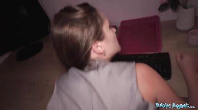Public Agent ošukala túto mladú sexi babu, zatiaľ čo jej mama bola vedľa