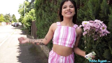 Public Agent - Malá a roztomilá latinská teen sa urobí na mojom vtáku (celé video)