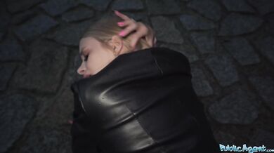 Skutočná modelka si kľakne kvôli veľkému penisu