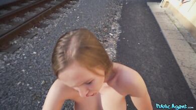 Hlboký creampie pre nešťastnú kočku za železničnou stanicou