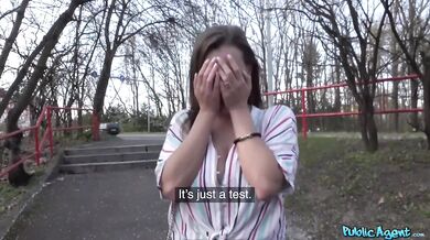 Public Agent – Ukrajinská dievčina s úžasnými prírodnými prsiami, ktorá má obavy zo sexu pod šírym nebom