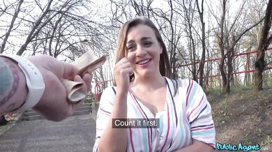 Public Agent – Ukrajinská dievčina s úžasnými prírodnými prsiami, ktorá má obavy zo sexu pod šírym nebom