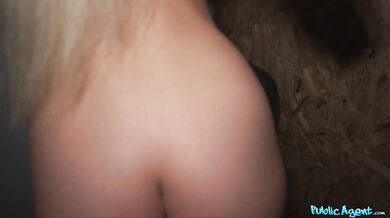 Modré oči, blond vlasy a úplne mokrá kundička mi robia vtáka citlivým!