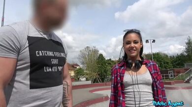 Public Agent – podvádzajúca latinskoamerická žena s priateľom, ktorý je hotový fešák
