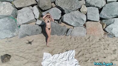 Public Agent – Blondínka na pláži v bikinách má nebezpečný sex na verejnosti (celé video)
