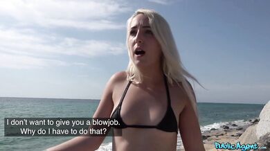 Public Agent – Blondínka na pláži v bikinách má nebezpečný sex na verejnosti (celé video)