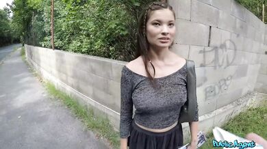 Public Agent – Zablúdená ázijská turistka s krásnymi prsiami a malou chlpatou kundičkou ošukaná pod mostom