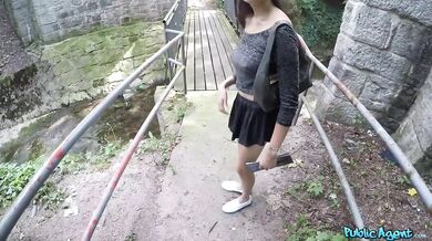 Public Agent – Zablúdená ázijská turistka s krásnymi prsiami a malou chlpatou kundičkou ošukaná pod mostom