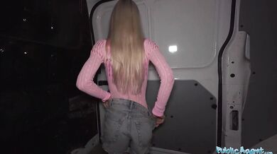 Super sexy blondínka má sex s cudzincom na zadnom sedadle dodávky