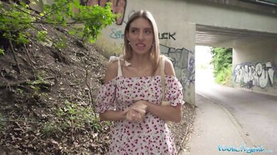 Public Agent – horúca kočka s najroztomilejším zadkom šuká vonku na verejnom mieste