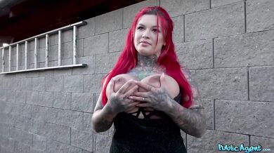 Erik Everhard vystrekne do Sabien Demonia v polohe na psíka vonku